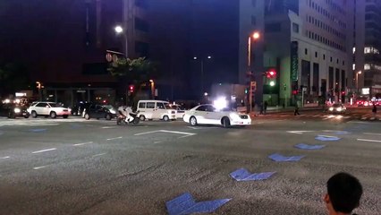 Deux motards narguent des policiers en pleine rue...