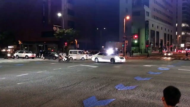 Deux motards narguent des policiers en pleine rue...