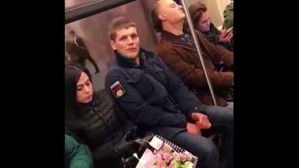 Ce gars a trouvé une technique imparable pour liberer de la place dans le métro... regardez!