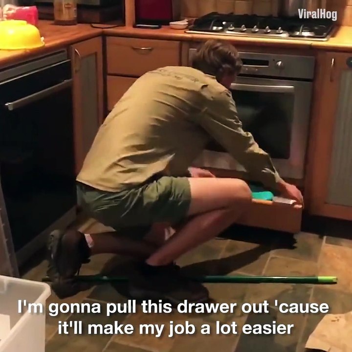 Regardez ce que cet homme va découvrir sous le four de la cuisine... Flippant