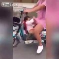 Regardez pourquoi ce bébé est mort de rire sur la moto