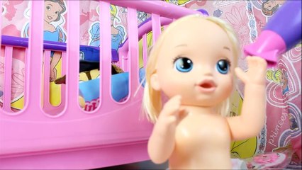 BABY ALIVE CLARICE ROTINA DA TARDE Bagunça na hora do Banho