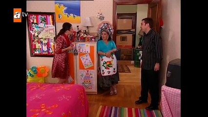 Selena dolabın içinde mahsur kalıyor by Scott Haney