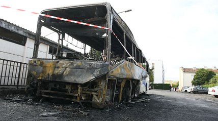 Un bus scolaire détruit par les flammes à Toulouse