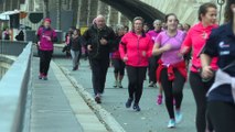 Paris: 200 coureurs rendent hommage à la joggeuse tuée
