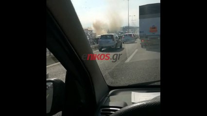 Φωτιά ξέσπασε σε όχημα στην Αθηνών-Λαμίας - ΒΙΝΤΕΟ