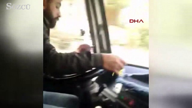 Bir elinde telefonla görüntü izleyip, bir elinde de tesbih çekerek minibüs kullandı