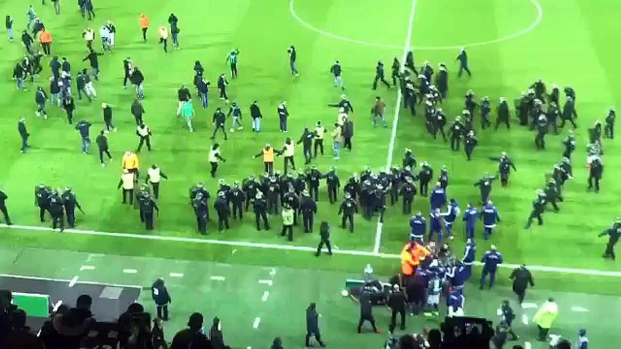 Kibice wpadają na boisko podczas meczu Saint Etienne - Lyon