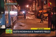 Los Olivos: desconocidos incendian bus en plena calle