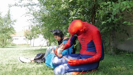 Frozen Elsa FEET HURT! w/ Spiderman Joker Fozen Anna Doctor Maleficent! Superhero in Real Life