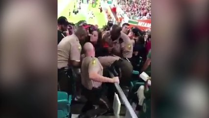 Une femme ivre frappe un policier