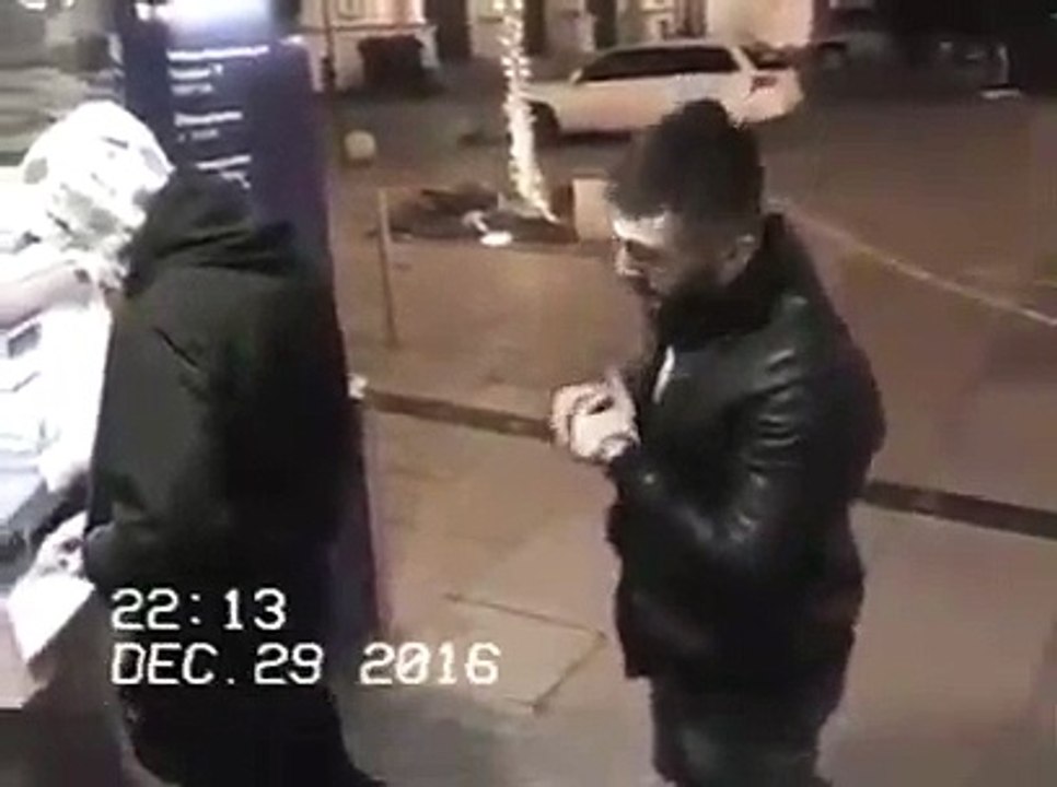 Surpris par une caméra de surveillance en train de voler un portefeuille...