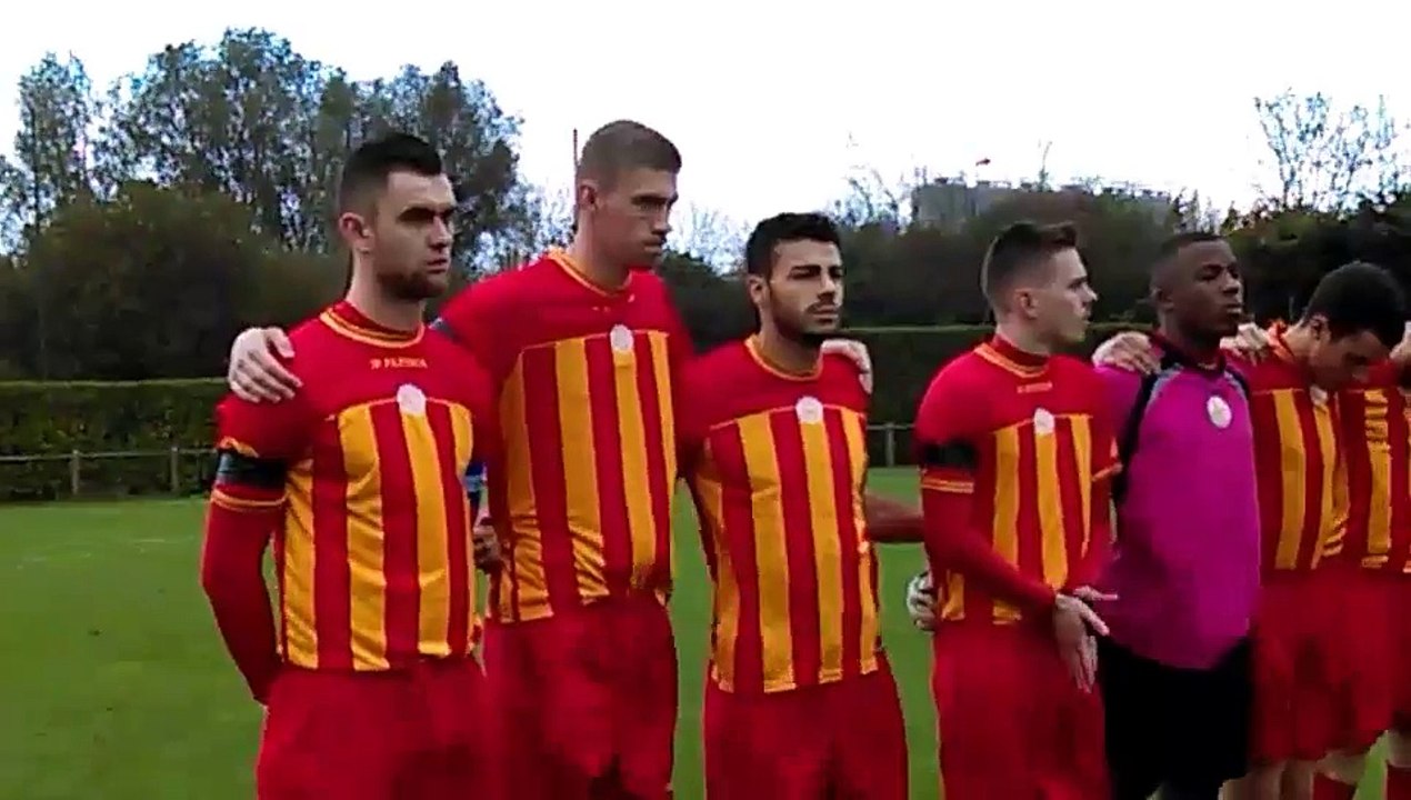 Notre équipe première respectant la minute de silence pour André Bertaux