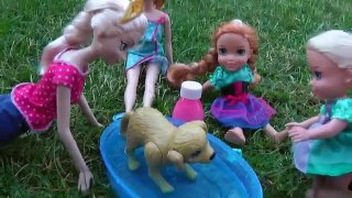 Muddy Puppy! ELSA & ANNA toddlers give their Puppy a Bath - Soap Bubbles Foam Dirty Play in Mud
