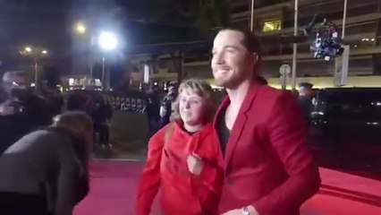 NRJ Music Awards : Julien Doré monte les marches avec une fan