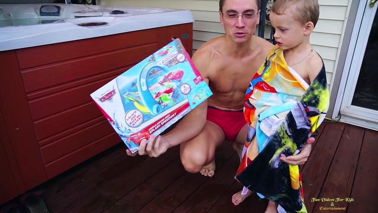 Max Disney Otomobil Oyuncaklar unboxing Jakuzi çocuklarda McQueen Francesco ile Racing oynamak