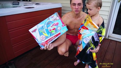Max Disney Otomobil Oyuncaklar unboxing Jakuzi çocuklarda McQueen Francesco ile Racing oynamak