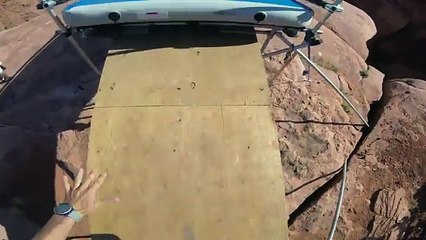 Un saut de dingue dans le vide après un pentaglisse