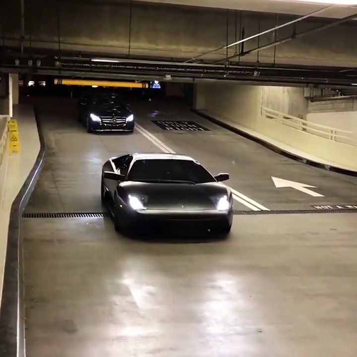 La Lamborghini na pas besoin de payer ses parkings