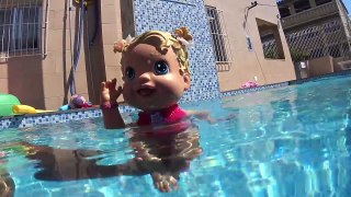 Baby Alive faz aula de natação - Parte 2