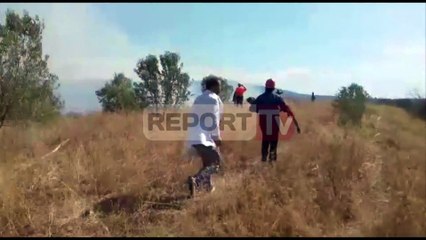 Report TV - Patos, zjarr në fshatin Rerëz, në spiatal 2 zjarrfikës nga asfiksia