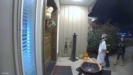 Le bol d'Halloween est vide, un enfant partage quelques bonbons