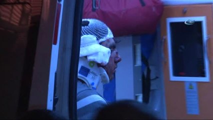 Otomobil, Belediye Temizlik Aracına Çarptı: 2 Yaralı