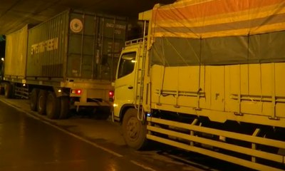 Senin Malam, Truk Tersangkut di Pasar Jumat