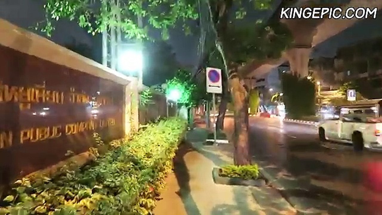 Bangkok Nightlife - Korean Girls, Sleeping Guards & Brawl!