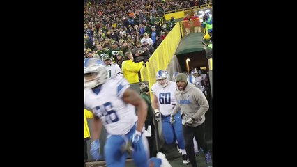 Detroit Lions run out to boos at Lambeau