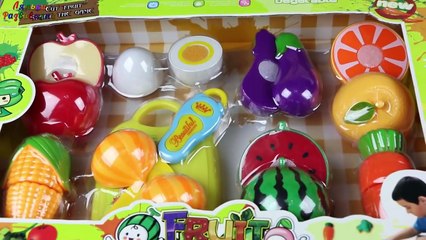 Игрушечные фрукты, Эмилюша режет овощи, варит овощной суп для Пеппы, готовит фруктовый салат