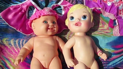 Куклы пупсики Малыши Видео с куклой Маша и Даша загорают и купаются на речке Игрушки для детей