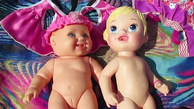 Куклы пупсики Малыши Видео с куклой Маша и Даша загорают и купаются на речке Игрушки для детей