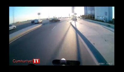 Motosikletin otomobile çarptığı anlar kamerada