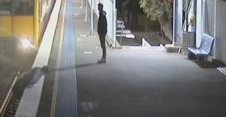 下载视频: Man Narrowly Avoids Collision With Sydney Train After Jumping Onto Tracks