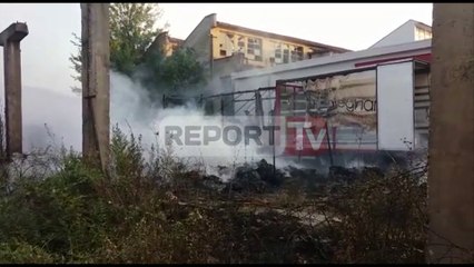 Report TV - Berat, përfshihet nga flakët trajleri i një ndërrmarrje fasone