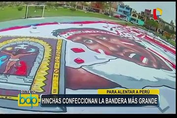 Video herunterladen: Hinchas confeccionan la bandera más grande de la historia para alentar a la selección