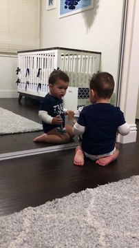Ce bébé est tombé amoureux de son propre reflet dans le miroir... Trop mignon