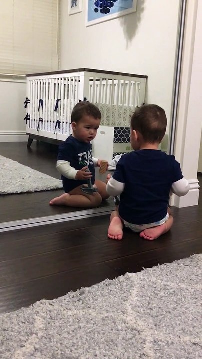 Ce bébé est tombé amoureux de son propre reflet dans le miroir... Trop mignon