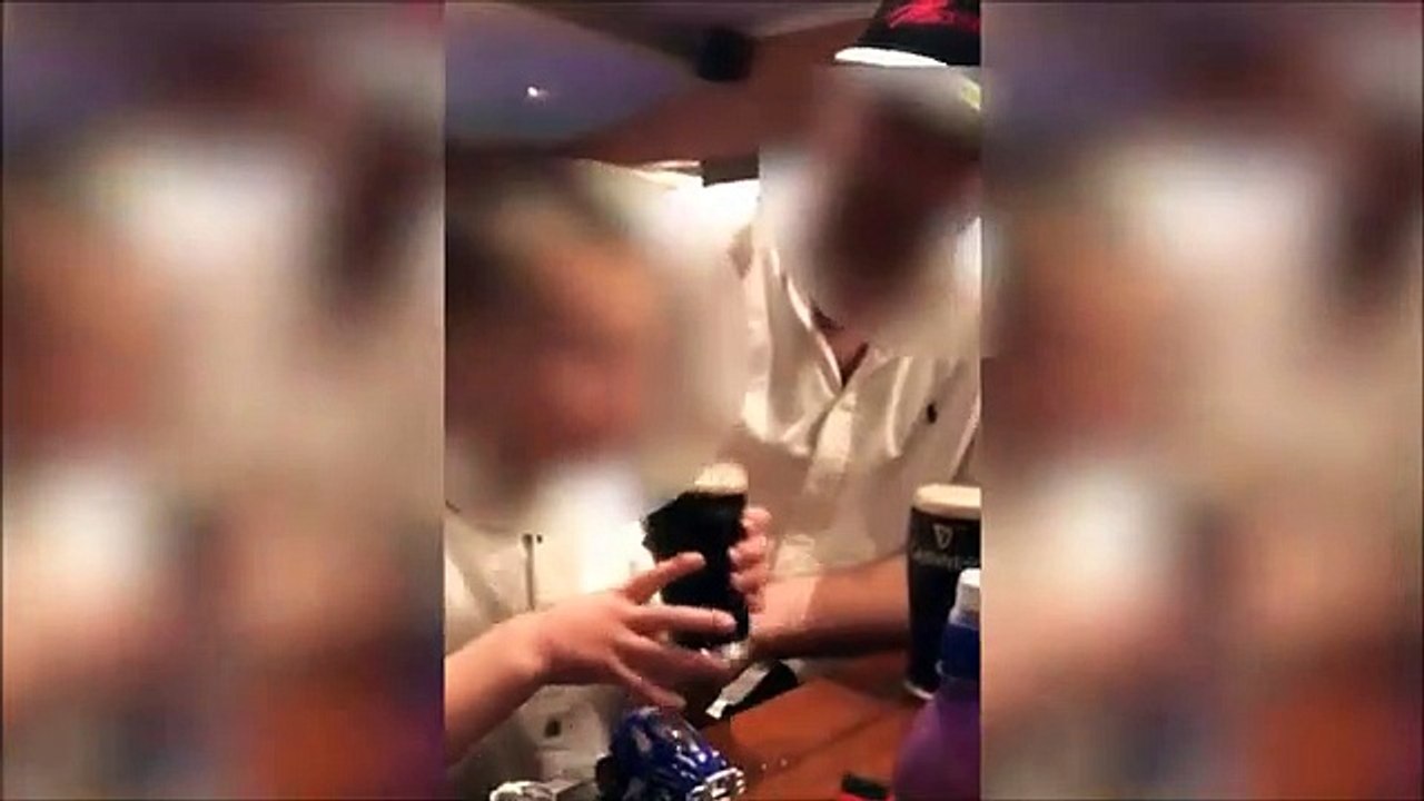 Un enfant boit une bière cul-sec, encouragé par ses parents...