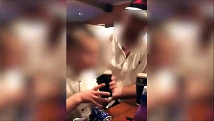 Un enfant boit une bière cul-sec, encouragé par ses parents...