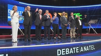 Los ocho aspirantes a La Moneda protagonizan un largo y áspero debate electoral