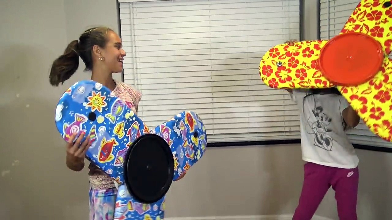 GIANT FIDGET SPINNER! Amazing Tricks and Challenges by Kids Sophia vs Sarah