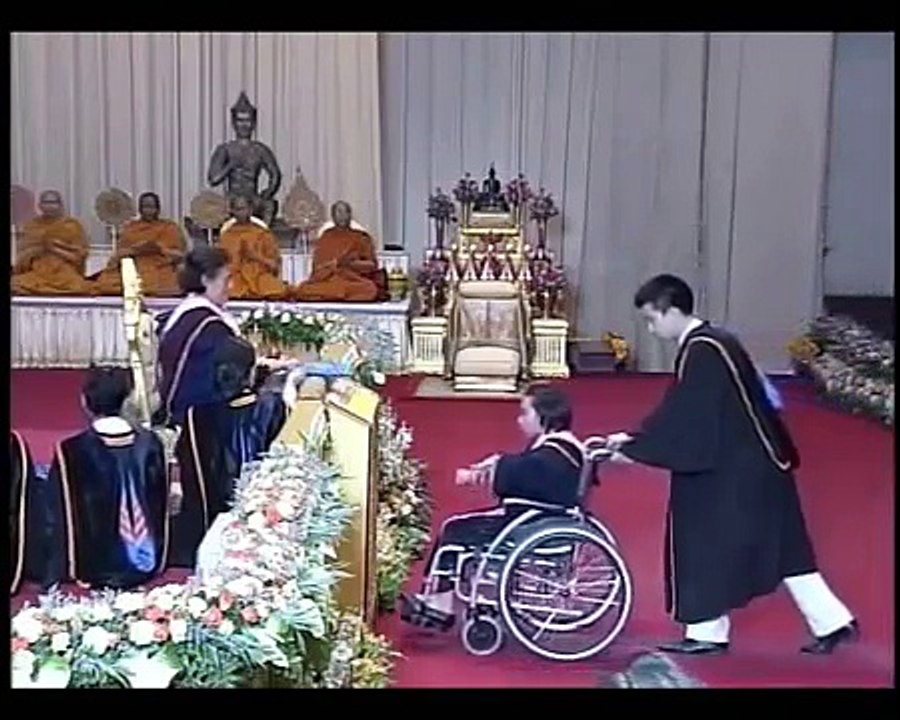 สุดตื้นตัน.. พระเทพฯ ทรงโน้มพระวรกาย พระราชทานปริญญาให้สาวพิการ