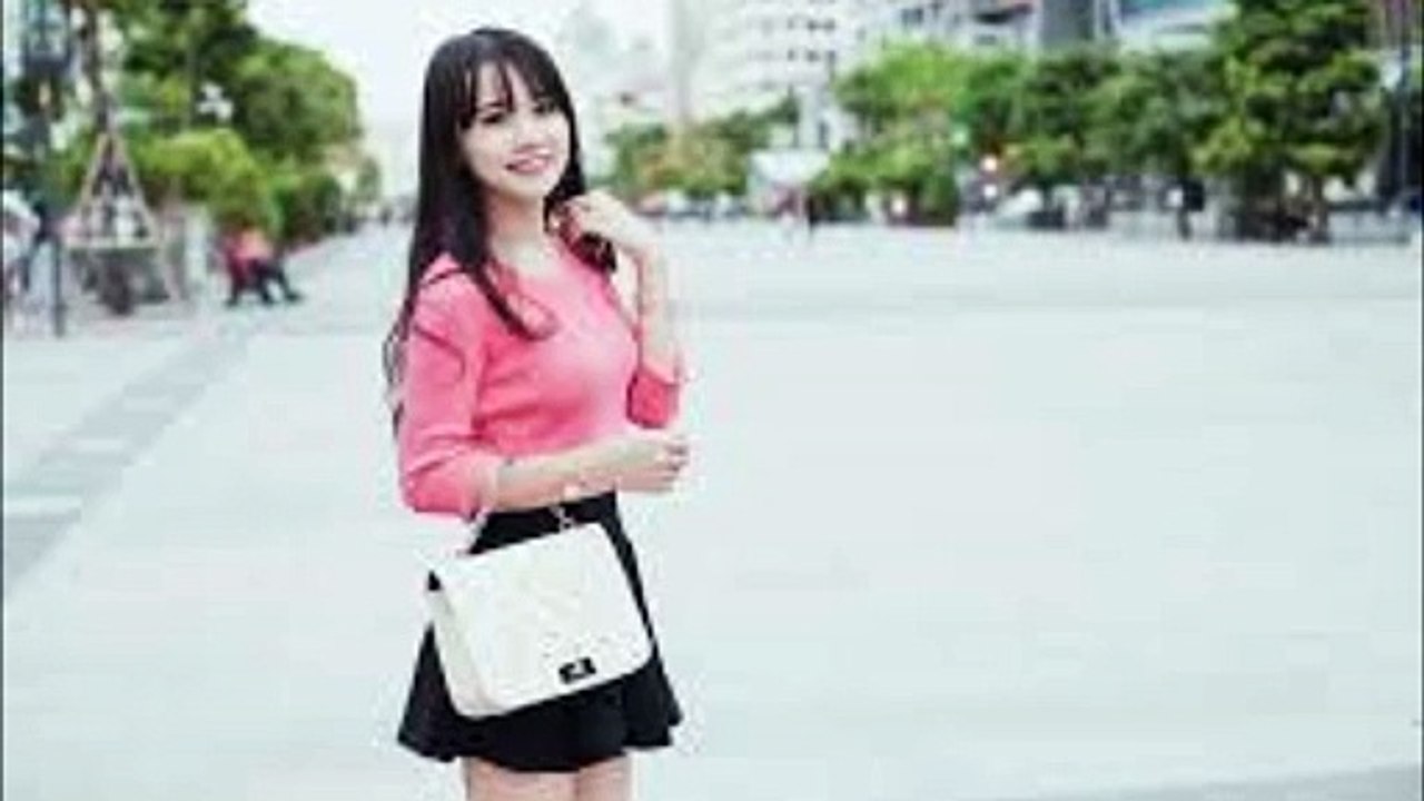 Beautiful Girl And Music 1