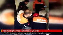 Kapıdan Sığmayınca, Pencereden Çıkarıldı