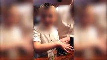 Un enfant boit une bière cul-sec, encouragé par ses parents