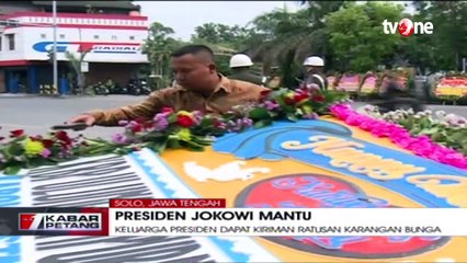 Ratusan Karangan Bunga Dipasang Sepanjang Jalan Kirab Kedua Mempelai