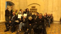 Le public s'invite au conseil pour protester contre le projet République