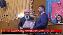 Kılıçdaroğlu, Eski Yarbay Mehmet Alkan'a CHP Rozeti Taktı